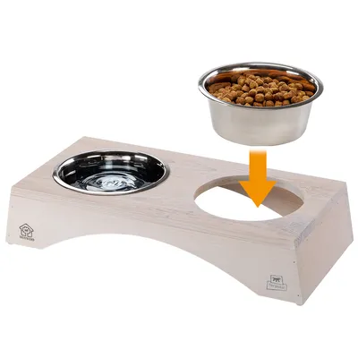 Futterstation aus Holz mit zwei Edelstahl-Näpfen. Einer der Näpfe wird durch einen Pfeil in die Halterung eingesetzt.