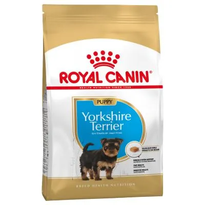 Confezione Royal Canin Puppy Yorkshire Terrier con immagine di un cucciolo, testo visibile: 'Yorkshire Terrier', dettagli crocchette e alcune informazioni in inglese sulla salute del cane.