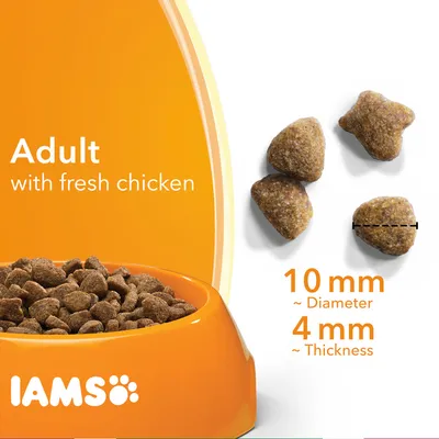 IAMS Adult with fresh chicken, průměr granulí 10 mm, tloušťka 4 mm. Zobrazeny granule v misce a detailní pohled na jednotlivé kusy.