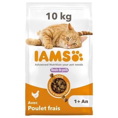 Sac de croquettes IAMS 10 kg pour chat, Boule de poils, Avec Poulet frais, 1+ An, 100 % Complete & Balanced Nutrition. Texte en anglais et français visible sur l’emballage.