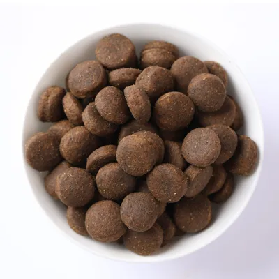 Ciotola con crocchette marroni e rotonde. Immagine del prodotto per mostrare la forma e la taglia delle crocchette. Ciotola con crocchette marroni e rotonde. Immagine del prodotto per mostrare la forma e la taglia delle crocchette.