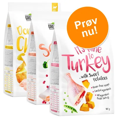 Tre poser Greenwoods hundefoder, synlig tekst: 'It's time to Turkey with Sweet Potatoes', 'Grain-free recipe', 'Limited ingredients', '#1 ingredient: fresh turkey', 'Prøv nu!'. Tre poser Greenwoods hundefoder, synlig tekst: 'It's time to Turkey with Sweet Potatoes', 'Grain-free recipe', 'Limited ingredients', '#1 ingredient: fresh turkey', 'Prøv nu!'.