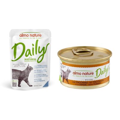 almo nature Daily, bouchées pour chat adulte, avec poulet et saumon. Texte en anglais : OWNED BY THE ANIMALS. Emballage souple avec tête de chat orange.