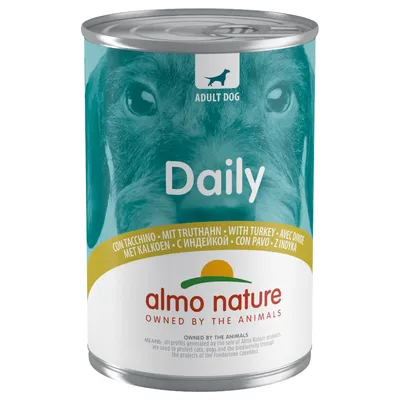 Lattina Almo Nature Daily per cane adulto, con tacchino. Testo visibile: 'almo nature', 'Daily', 'Adult Dog', 'con tacchino', 'owned by the animals'.