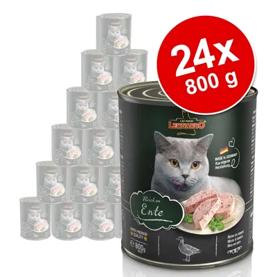 Leonardo Cat Food, zestaw 24 puszek po 800 g, widoczna etykieta: Reich an Ente, Made in Germany, zdjęcie kota i kawałków karmy na talerzu.