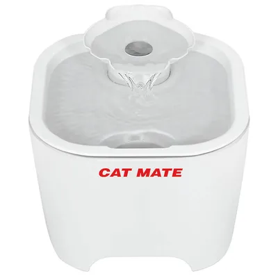 Witte drinkfontein met stromend water en rode opdruk 'CAT MATE' aan de voorkant. Witte drinkfontein met stromend water en rode opdruk 'CAT MATE' aan de voorkant.