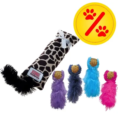 KONG Kickeroo Spielzeug mit Giraffenmuster und schwarzen Federn, daneben vier bunte Fellspielzeuge mit Korkkopf. Gelbes Prozentzeichen mit roten Pfotenabdrücken oben rechts.