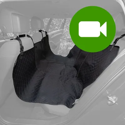 Przycisk odtwarzania filmu prezentującego czarną matę ochronną na tylne siedzenie samochodu, mocowaną do zagłówków pasami.