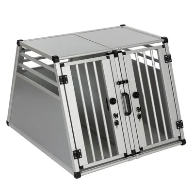 Box per animali in metallo con doppia porta frontale, struttura inclinata, maniglia centrale e chiusure visibili. Pareti laterali e superiore piene, griglie anteriori e laterali.