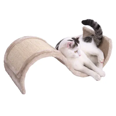 Chat blanc et gris allongé sur un griffoir ondulé en sisal beige, structure recouverte de tissu doux. Griffoir pour chat visible avec surface à griffer et zone de repos intégrée. Chat blanc et gris allongé sur un griffoir ondulé en sisal beige, structure recouverte de tissu doux. Griffoir pour chat visible avec surface à griffer et zone de repos intégrée.