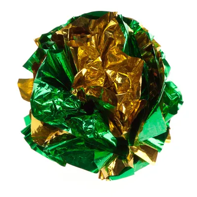 Spielball aus glänzendem grünen und goldenen Folienmaterial, geeignet für interaktives Spielen.