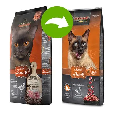 Två påsar LEONARDO Adult Duck torrfoder för katt, synlig text: 85 % animaliskt protein, 15 kg, bilder på katter och anka, orange bakgrund. Två påsar LEONARDO Adult Duck torrfoder för katt, synlig text: 85 % animaliskt protein, 15 kg, bilder på katter och anka, orange bakgrund.