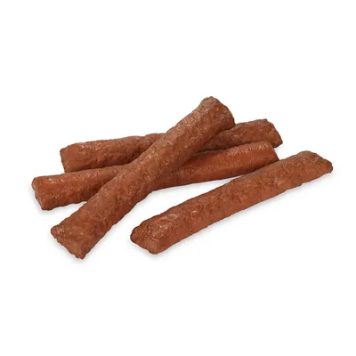 Bâtonnets bruns de friandises pour animaux, sans emballage visible, posés sur fond blanc.