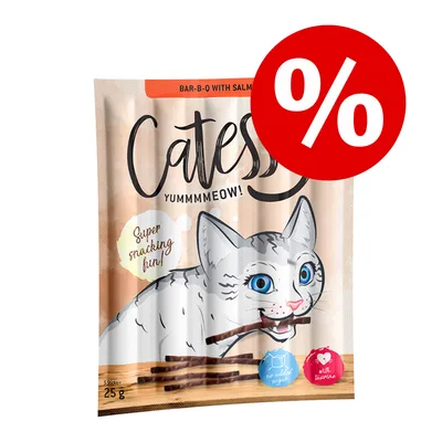 Опаковка Catessy Yummmeow! BAR-B-Q with salmon, 25 г. Надпис: Super snacking fun!, no added sugar, with taurine. Голям червен символ за процентна отстъпка.