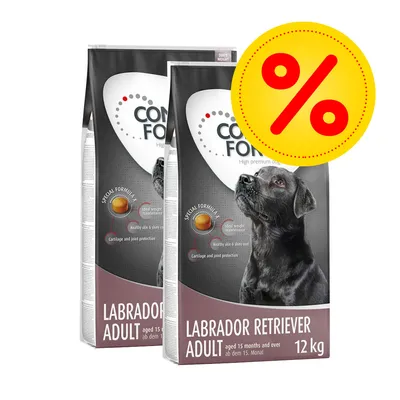 Två säckar hundfoder Comfort Formulas Labrador Retriever Adult 12 kg, text: 'aged 15 months and over', stor gul rabatt-symbol med procenttecken synlig.