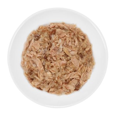 Vådfoder med lysebrune kødstrimler serveret i en hvid skål, ingen synlig emballage eller mærkning.