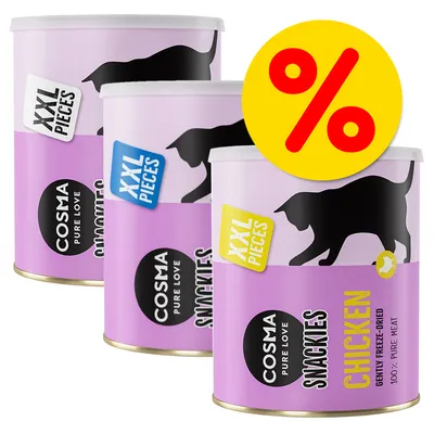 Kolme Cosma Pure Love Snackies XXL Pieces -purkkia, etiketissä teksti CHICKEN ja keltainen prosenttimerkki tarjouksen merkkinä. Näkyvissä myös tekstit GENTLY FREEZE-DRIED, 100% PURE MEAT.