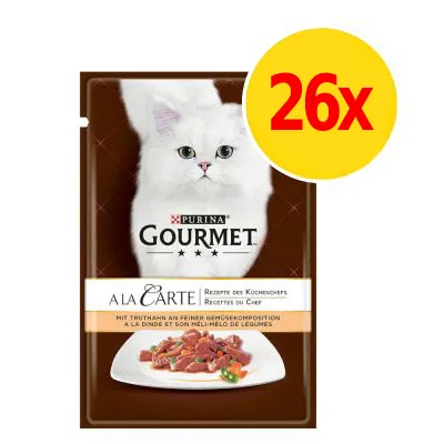 PURINA GOURMET A LA CARTE våtfoder för katt, bild på vit katt och portion med kött och grönsaker. Förpackning med 26 stycken.