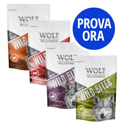 Quattro confezioni di snack Wolf of Wilderness Wild Bites, vari gusti. Cerchio blu con testo: PROVA ORA.