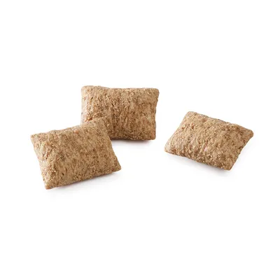 Tre rektangulära, bruna kuddformade bitar av torrt djurfoder på vit bakgrund. Ingen synlig text eller varumärke.