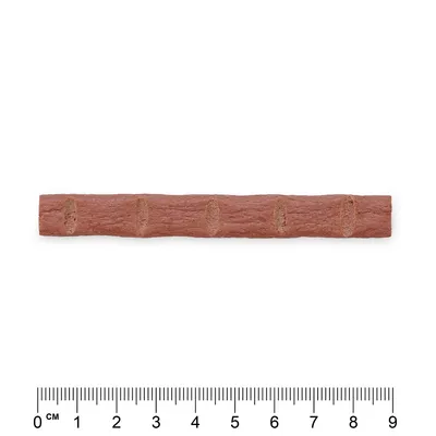Rød snackstang med indhak, længde ca. 9 cm, centimeter-målestok synlig.