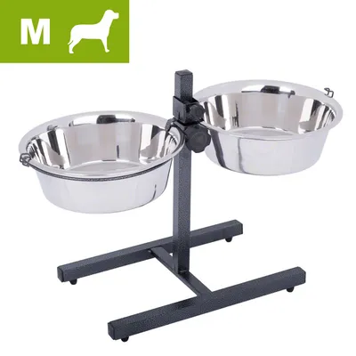 To skåle i rustfrit stål på justerbart stativ, størrelse M vist med hundesymbol og bogstavet M i grøn boks øverst til venstre.