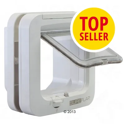Puerta para mascotas SureFlap blanca con tapa transparente. Texto visible: TOP SELLER en círculo amarillo y rojo. Marca SureFlap impresa en la parte inferior.