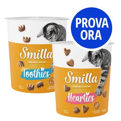 Smilla Toothies e Smilla Hearties, snack per gatti in confezioni da 125g. Etichetta: 'PROVA ORA' su cerchio blu. Forme di snack visibili su entrambe le confezioni.