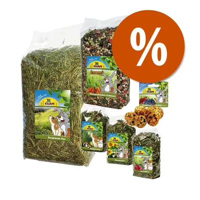 Set di prodotti JR Farm: confezioni di fieno, miscele di erbe e snack per roditori. Etichette visibili: Bergwiesen-Heu, Zwergkaninchen-Schmaus, Wildgemüse, Wiesenkräuter, Frucht Cookies. Simbolo percentuale.