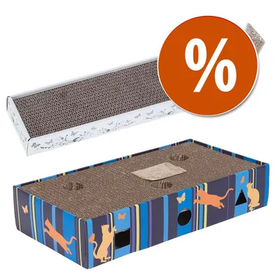 Set di due tiragraffi in cartone per gatti, uno rettangolare bianco con motivi neri e uno blu decorato con sagome di gatti arancioni e farfalle. Simbolo percentuale su sfondo arancione.