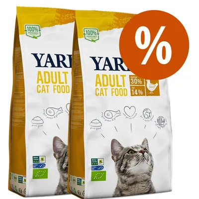 Due confezioni di YARRAH Adult Cat Food, 100% riciclabile, proteine 30%, grassi 14%, simbolo percentuale arancione per offerta. Certificazioni visibili su fronte confezione.