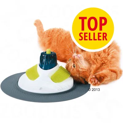 Gatto arancione sdraiato accanto a un tappetino gioco con spazzole in plastica e superficie antiscivolo. Cerchio giallo con testo: TOP SELLER.
