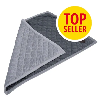 Šedá prošívaná deka pro domácí mazlíčky, textilní materiál. Žlutý kruh s červeným nápisem TOP SELLER v pravém horním rohu. Šedá prošívaná deka pro domácí mazlíčky, textilní materiál. Žlutý kruh s červeným nápisem TOP SELLER v pravém horním rohu.