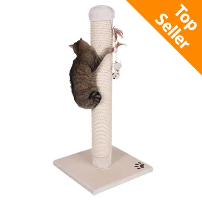 Tiragraffi in sisal con base quadrata beige, giocattoli appesi e impronta di zampa visibile; gatto tigrato arrampicato. Angolo arancione con testo: Top Seller.
