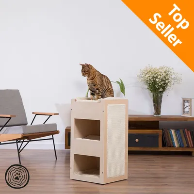 Tiragraffi in legno chiaro con due nicchie e superficie laterale in corda, gatto sopra. Angolo arancione con testo: Top Seller.