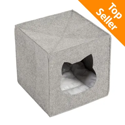 Cuccia cubica grigia in feltro con apertura a forma di testa di gatto e cuscino interno bianco, etichetta arancione con testo Top Seller in alto a destra.