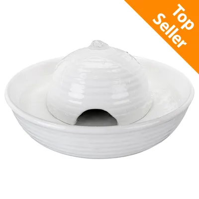Fontanella in ceramica bianca per animali, con cupola centrale e scritta arancione in alto a destra: Top Seller.