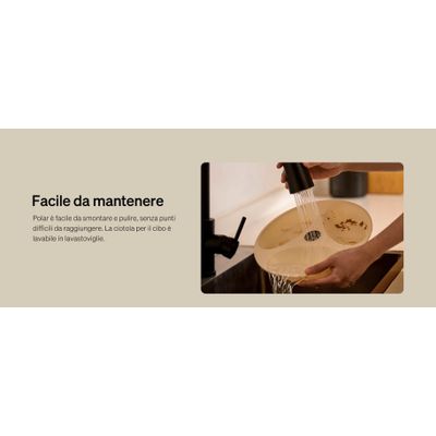 A mano, si lava una ciotola per il cibo sotto l’acqua corrente al lavandino. La ciotola è facile da pulire e adatta alla lavastoviglie.