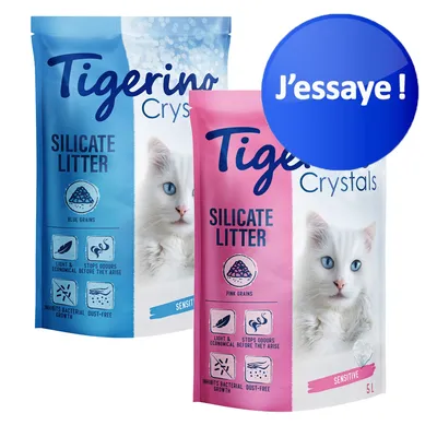 Deux sacs de litière Tigerino Crystals Silicate Litter Sensitive, grains bleus et roses, 5L, avec chat blanc sur l’emballage. Pastille bleue : J’essaie !