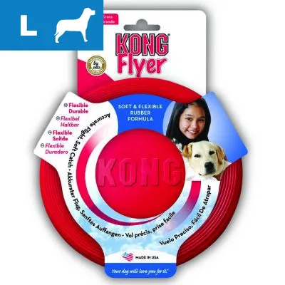KONG Flyer -pehmeä ja joustava kuminen frisbee koirille, koko L. Pakkauksessa teksti: Soft & Flexible Rubber Formula, Flexible Durable, Made in USA. Kuvassa myös koira.