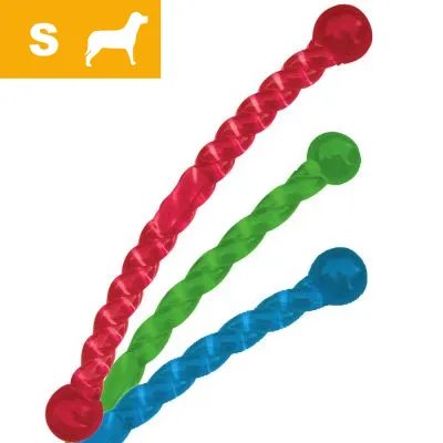 Kolme kierrettyä muovista koiranlelua, värit punainen, vihreä ja sininen. Vasemmassa yläkulmassa keltainen laatikko, jossa valkoinen S-kirjain ja koiran siluetti.