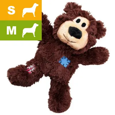 Pehmolelukarhu, ruskea, koirille. Vasemmassa yläkulmassa kokomerkinnät: S ja M sekä koiran siluetit. Lelussa sininen ja punainen kangaspaikka. Pehmolelukarhu, ruskea, koirille. Vasemmassa yläkulmassa kokomerkinnät: S ja M sekä koiran siluetit. Lelussa sininen ja punainen kangaspaikka.