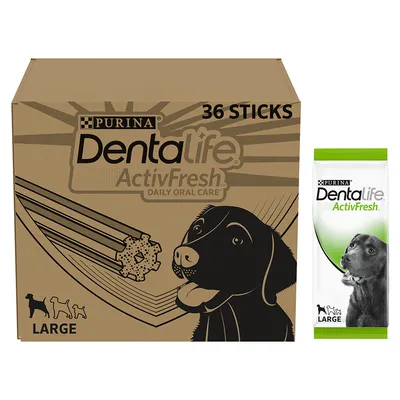 Boîte de 36 sticks Purina DentaLife ActivFresh Daily Oral Care pour grands chiens, avec un stick individuel visible. Marquage LARGE et illustrations de chiens sur l’emballage.