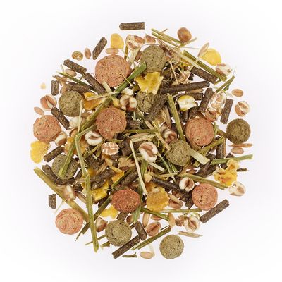 Blandning av torkade gräs, spannmål, pellets och grönsaker. Synliga ingredienser: majs, ärtor, hö, spannmålsflingor, gröna och röda pellets.