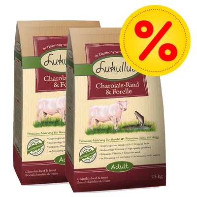 Två 15 kg Lukullus Charolais-Rind & Forelle hundfoderpåsar med bild på ko och fisk, gul rabattmärke med procenttecken synligt. Två 15 kg Lukullus Charolais-Rind & Forelle hundfoderpåsar med bild på ko och fisk, gul rabattmärke med procenttecken synligt.
