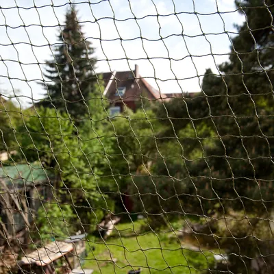 Beschermnet voor buiten, fijnmazig, transparant, met uitzicht op tuinlandschap op de achtergrond.