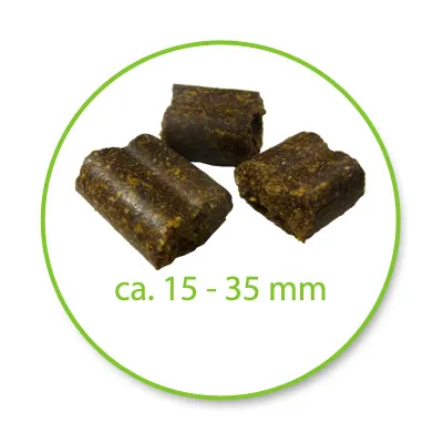 Donkere, rechthoekige lekkernijstukjes van ca. 15-35 mm groot.