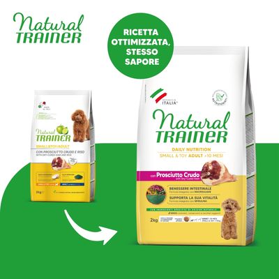 Natural Trainer Small & Toy Adult con prosciutto crudo, riso e spirulina, 2 kg. Ricetta ottimizzata, stesso sapore. Benessere intestinale, supporta la vitalità. Immagine di cane barboncino.