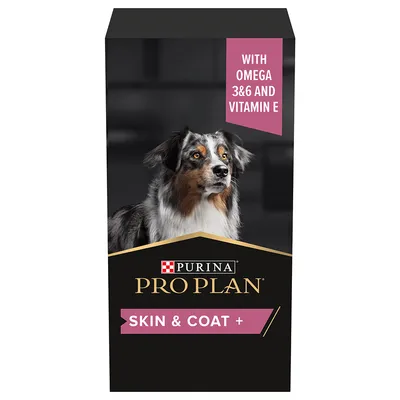 Purina Pro Plan Skin & Coat+ hondenvoer, tekst: With Omega 3&6 and Vitamin E. Afbeelding van een hond op de verpakking.