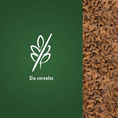 Pienso en forma de croquetas pequeñas junto al texto visible 'Sin cereales' y un símbolo de espiga tachada, indicando ausencia de cereales en el producto.